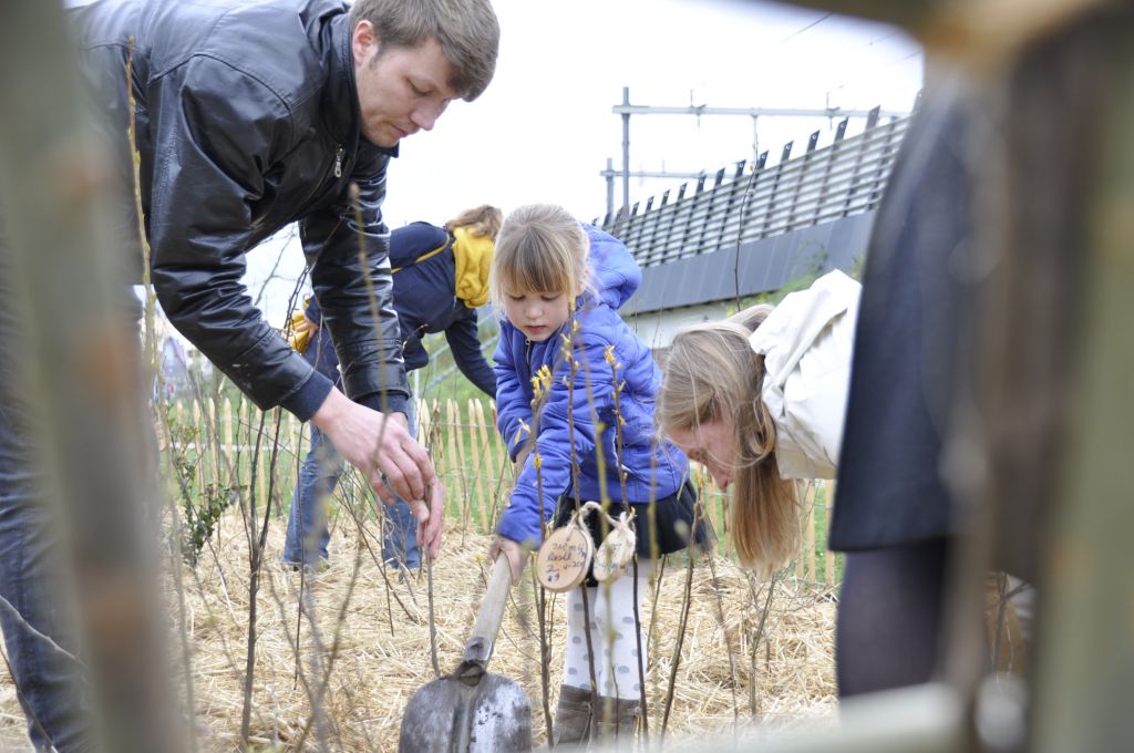 Wethouder Lot van Hooijdonk plant samen met kinderen een nieuw boompje in Tiny Forest 'Eigenwijze Artan' in Utrecht.