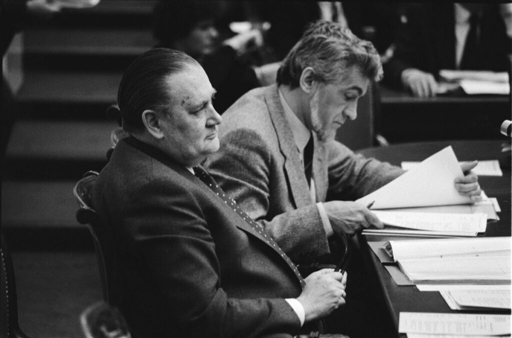 Minister Zeevalking en Staatssecretaris van Doef tijdens debat (1982) - Nationaal Archief