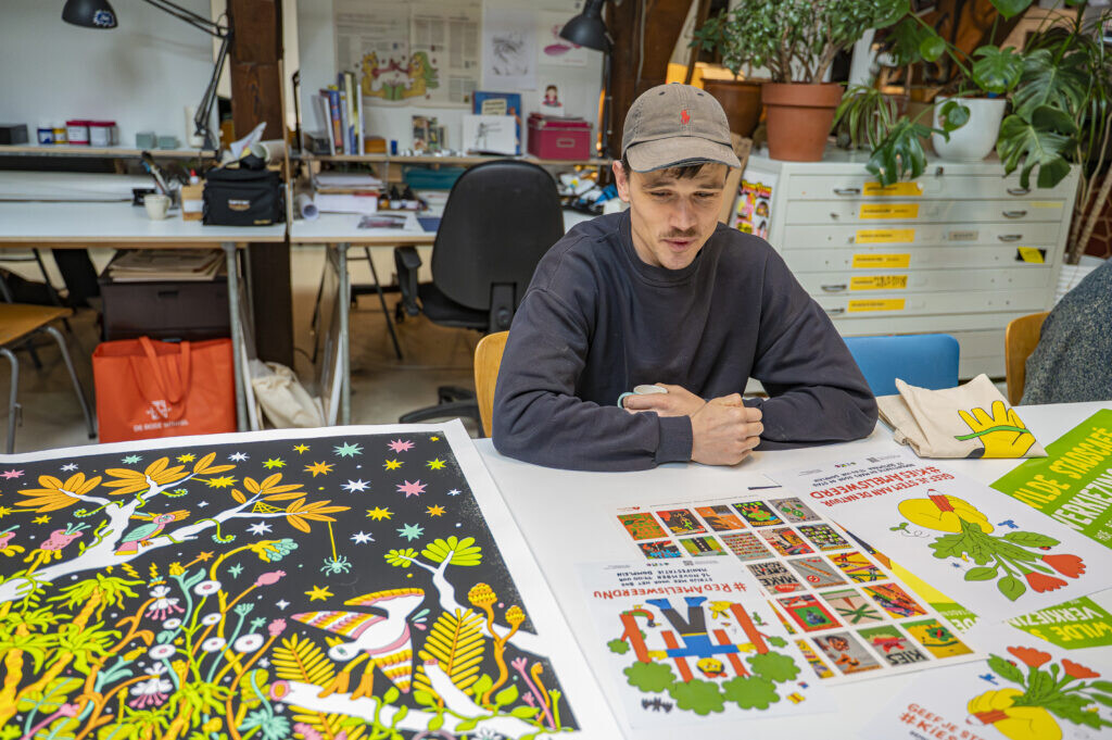 Timber Sommerdijk te midden van zijn werk in het Huis van Betekenis. Foto: Harrie van Veen.