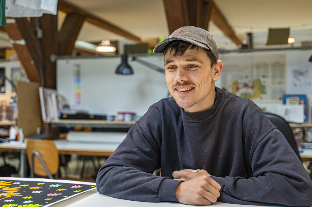 Timber Sommerdijk te midden van zijn werk in het Huis van Betekenis. Foto: Harrie van Veen.