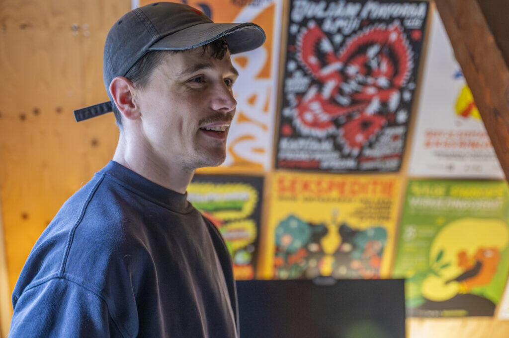 Timber Sommerdijk te midden van zijn werk in het Huis van Betekenis. Foto: Harrie van Veen.