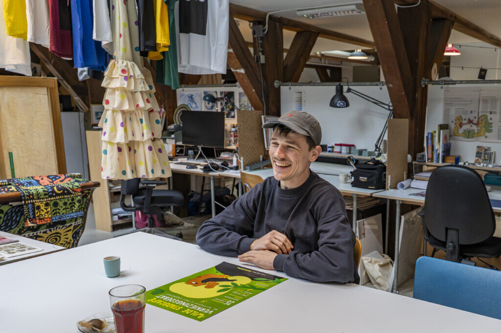 Timber Sommerdijk te midden van zijn werk in het Huis van Betekenis. Foto: Harrie van Veen.