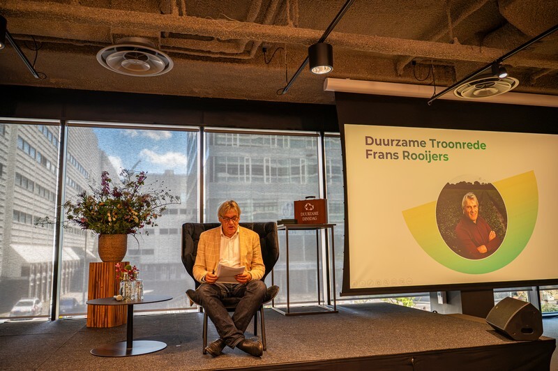 Frans Rooijers, voorzitter ‘Meten=Weten’, leest de Duurzame Troonrede 2026. Foto: Harrie van Veen Frans Rooijers, voorzitter ‘Meten=Weten’, leest de Duurzame Troonrede 2026. Foto: Harrie van Veen