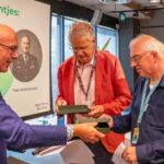 Jan Korff de Gidts en Jos Kloppenborg ontvangen de duurzame lintjes uit handen van Antoine Heideveld, voorzitter van het Groene Brein. Foto: Harrie van Veen