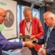 Jan Korff de Gidts en Jos Kloppenborg ontvangen de duurzame lintjes uit handen van Antoine Heideveld, voorzitter van het Groene Brein. Foto: Harrie van Veen