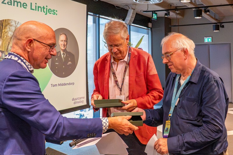 Jan Korff de Gidts en Jos Kloppenborg ontvangen de duurzame lintjes uit handen van Antoine Heideveld, voorzitter van het Groene Brein. Foto: Harrie van Veen