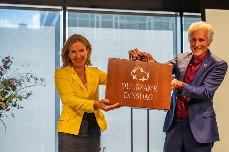 Minister Van Veldhoven ontvangt het Duurzame Koffertje van ondernemer en milieuactivist Maurits Groen. Foto: Harrie van Veen Minister Van Veldhoven ontvangt het Duurzame Koffertje van ondernemer en milieuactivist Maurits Groen. Foto: Harrie van Veen